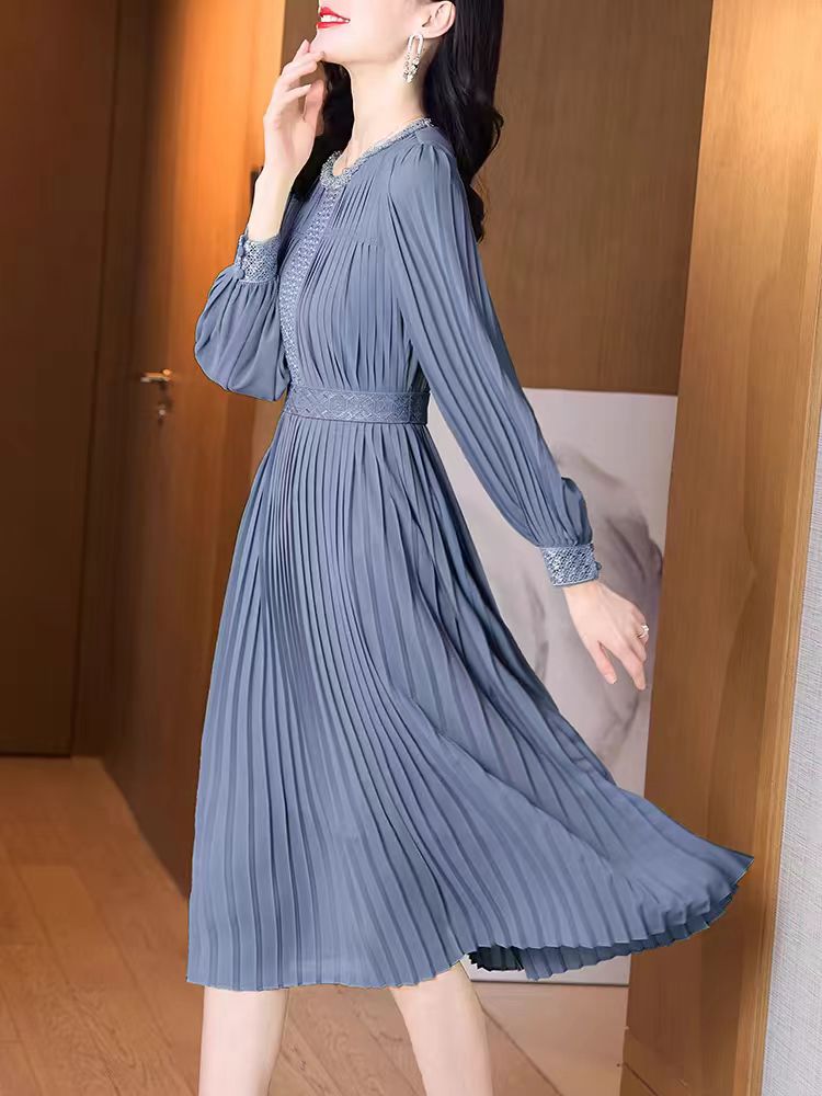 Beautifully Finished Dress in a Timeless Design