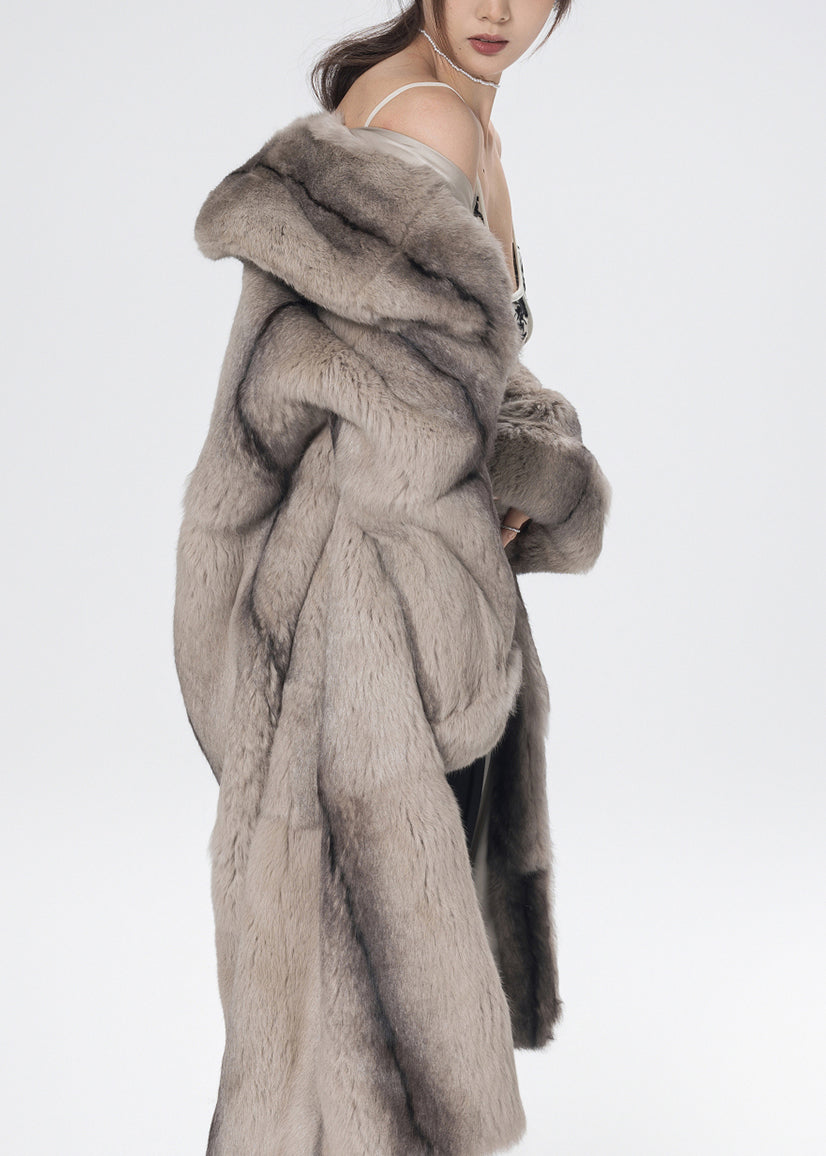 Well Tailored Coat with a Graceful Silhouette
