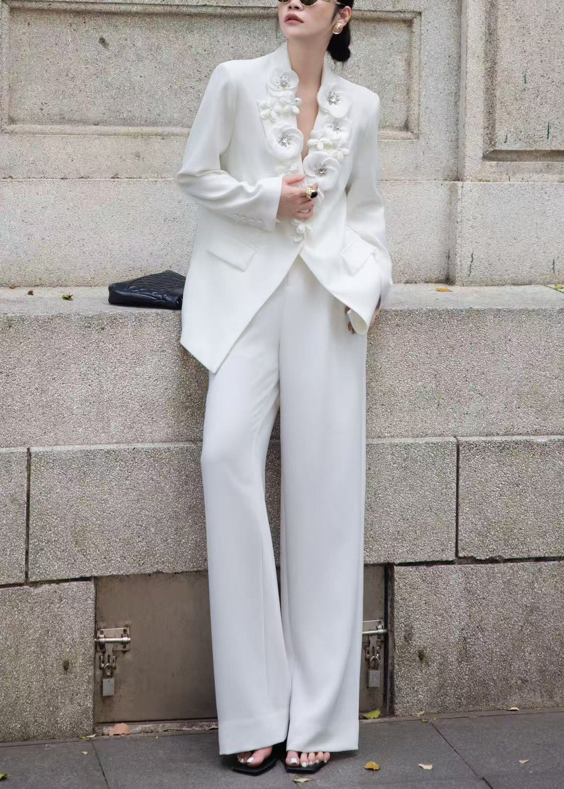 Effortlessly Elegant Pants with a Timeless Design