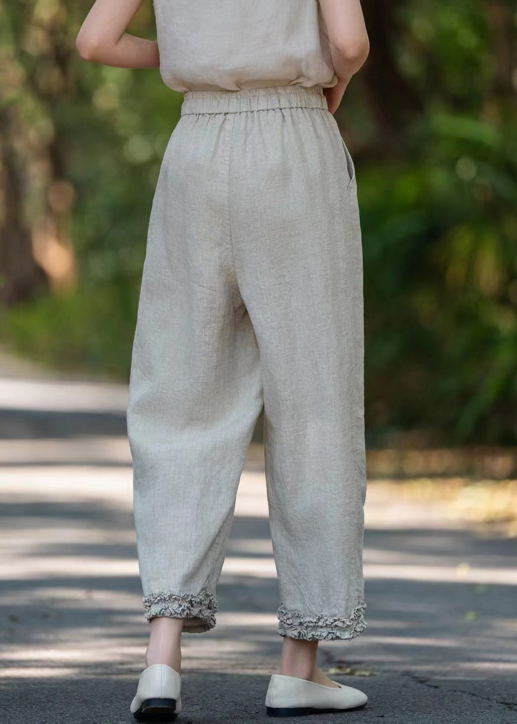 Effortlessly Elegant Pants with a Timeless Design
