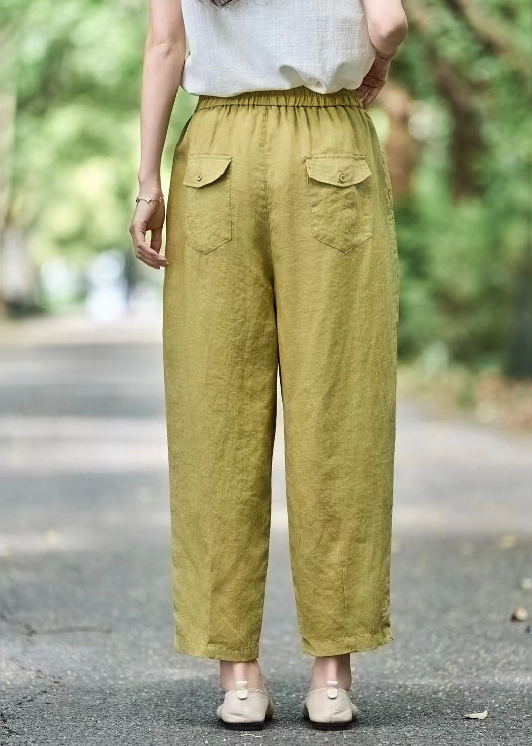 Effortlessly Elegant Pants with a Timeless Design