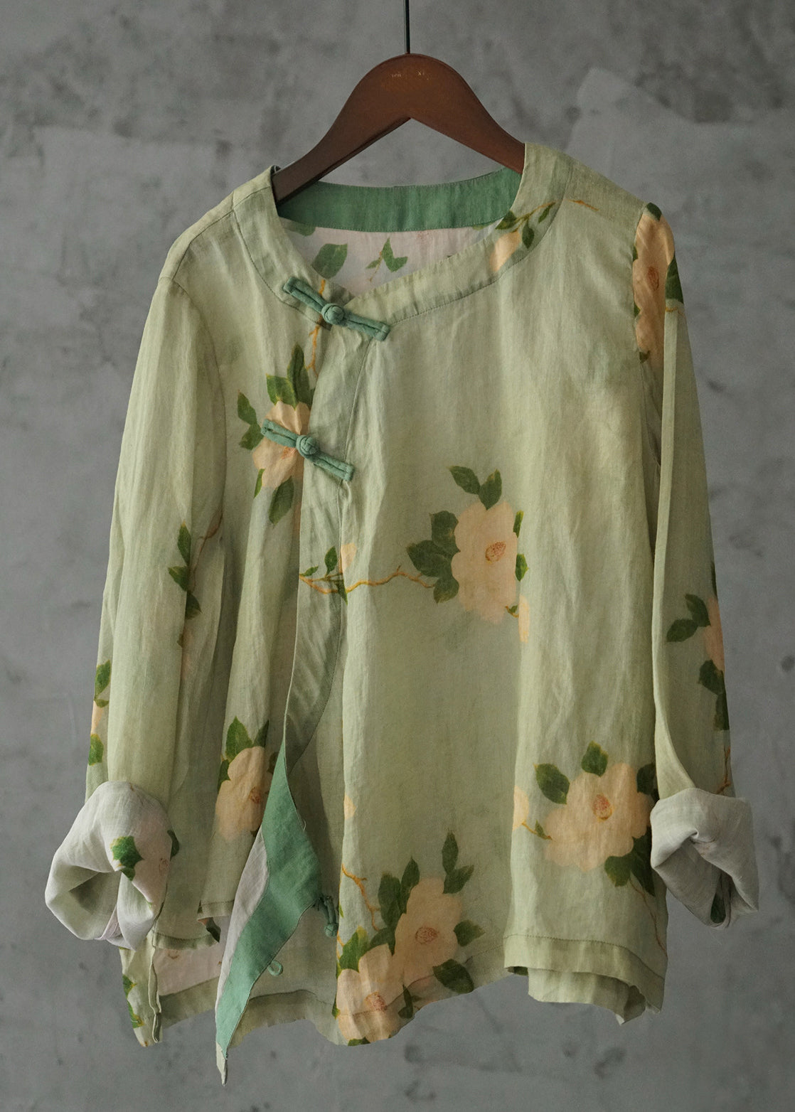 Well Tailored Shirt with a Graceful Silhouette
