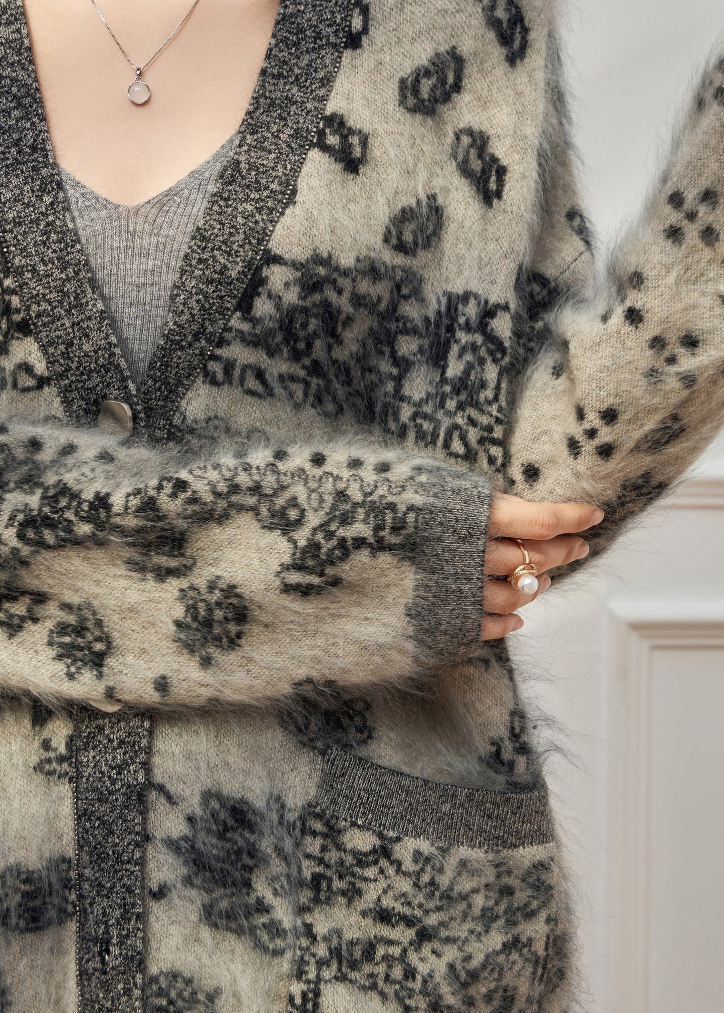 Well Tailored Cardigan with a Graceful Silhouette