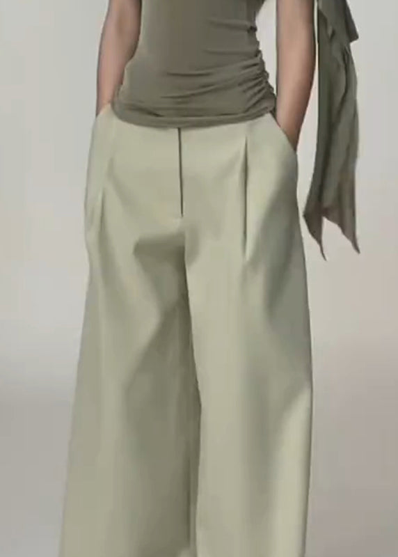 Effortlessly Elegant Pants with a Timeless Design