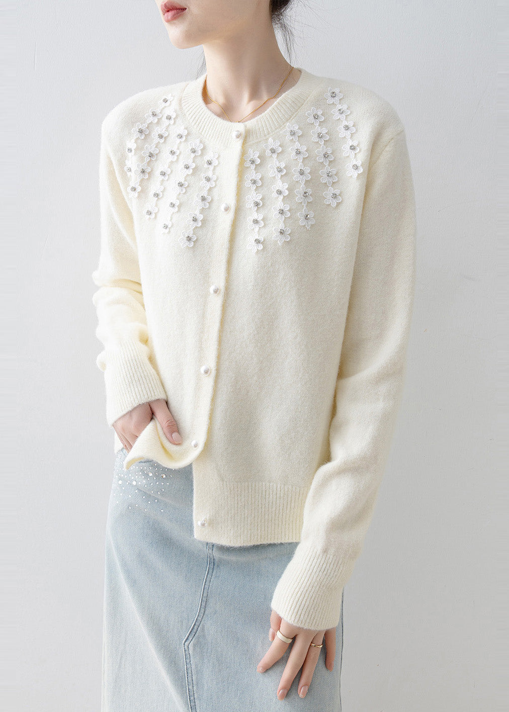 Effortlessly Elegant Cardigan with a Timeless Design
