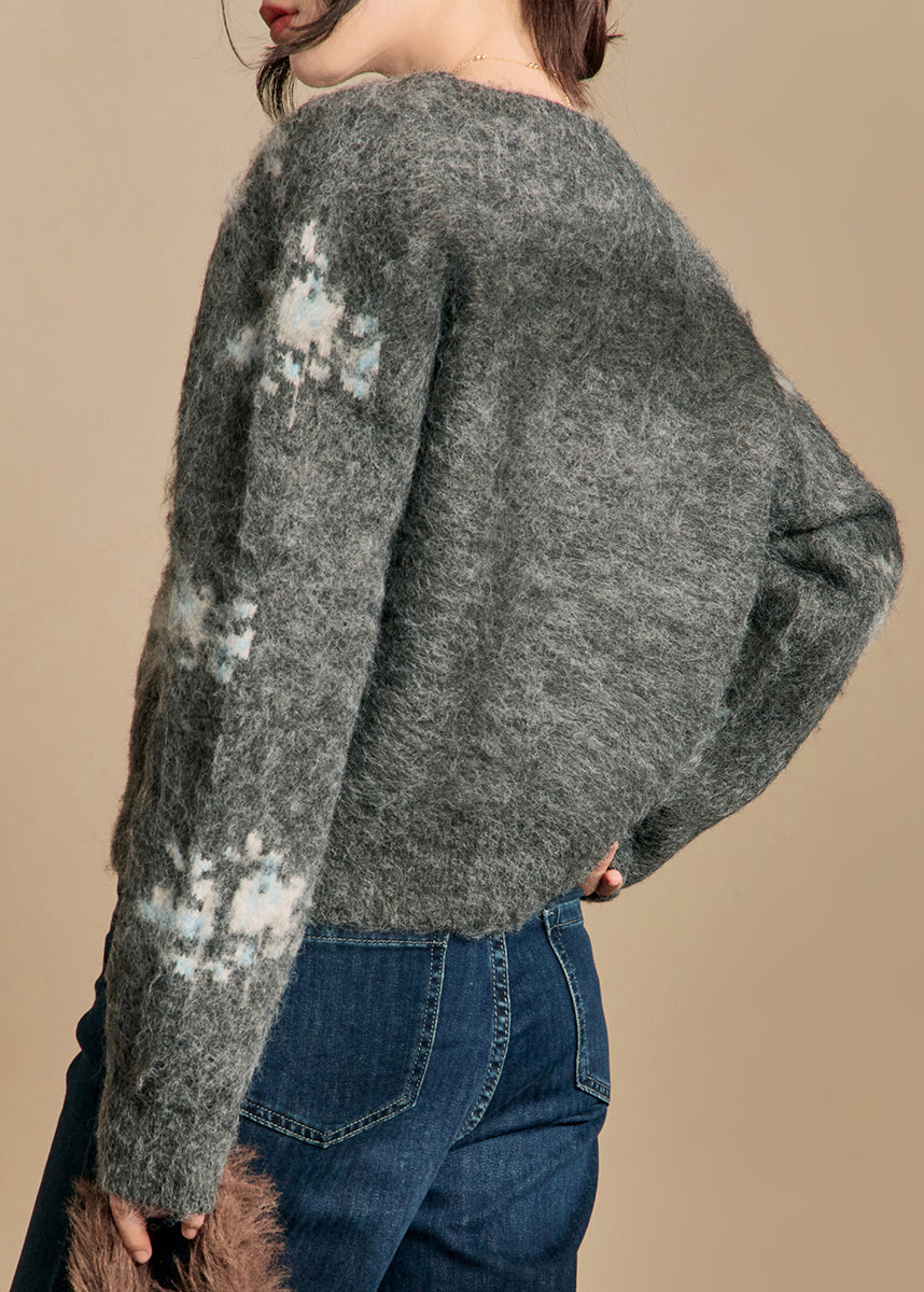 Well Tailored Sweater with a Graceful Silhouette