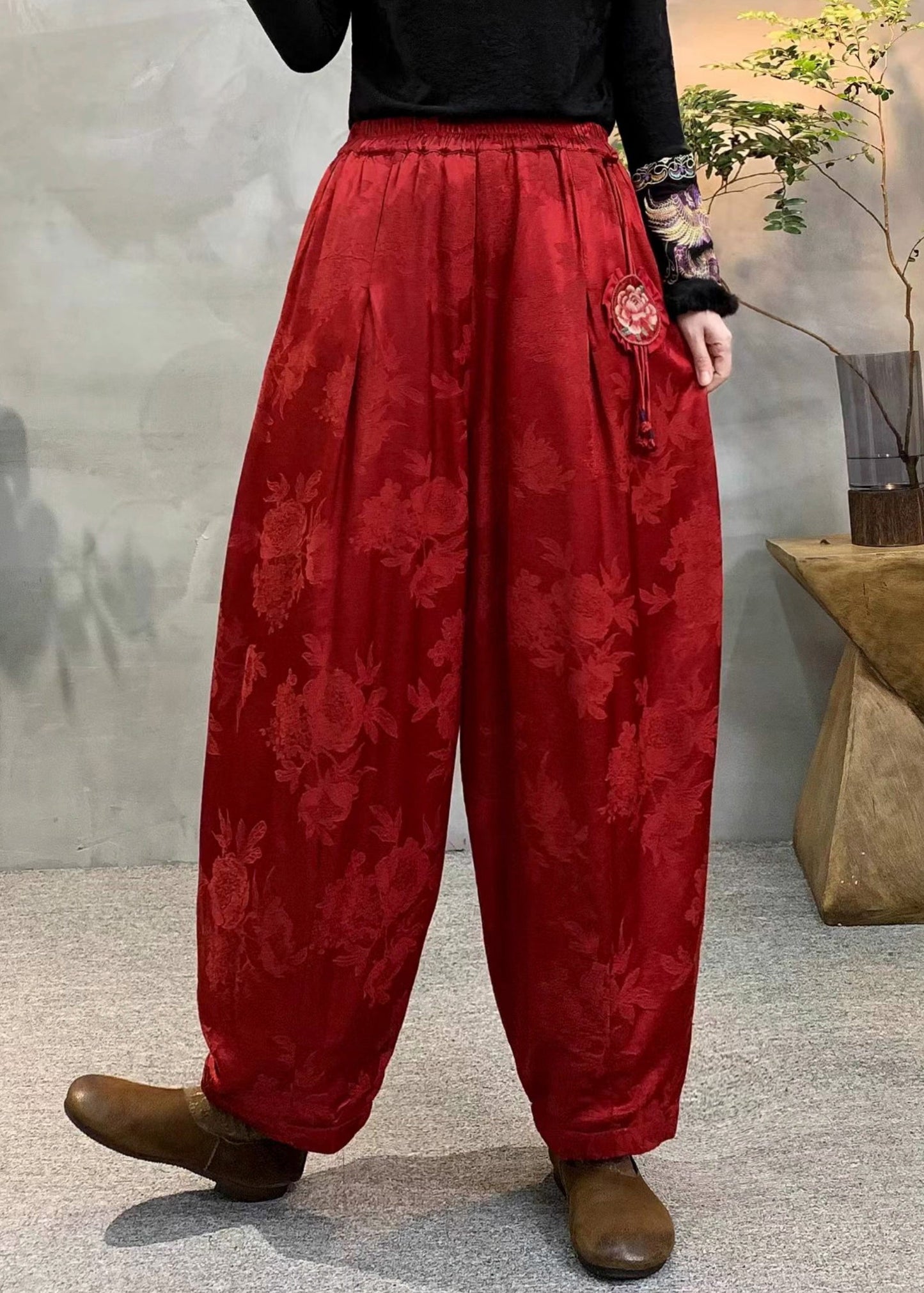 Effortlessly Elegant Pants with a Timeless Design