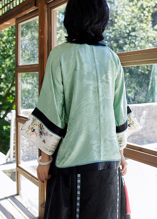 Effortlessly Elegant Top with a Timeless Design