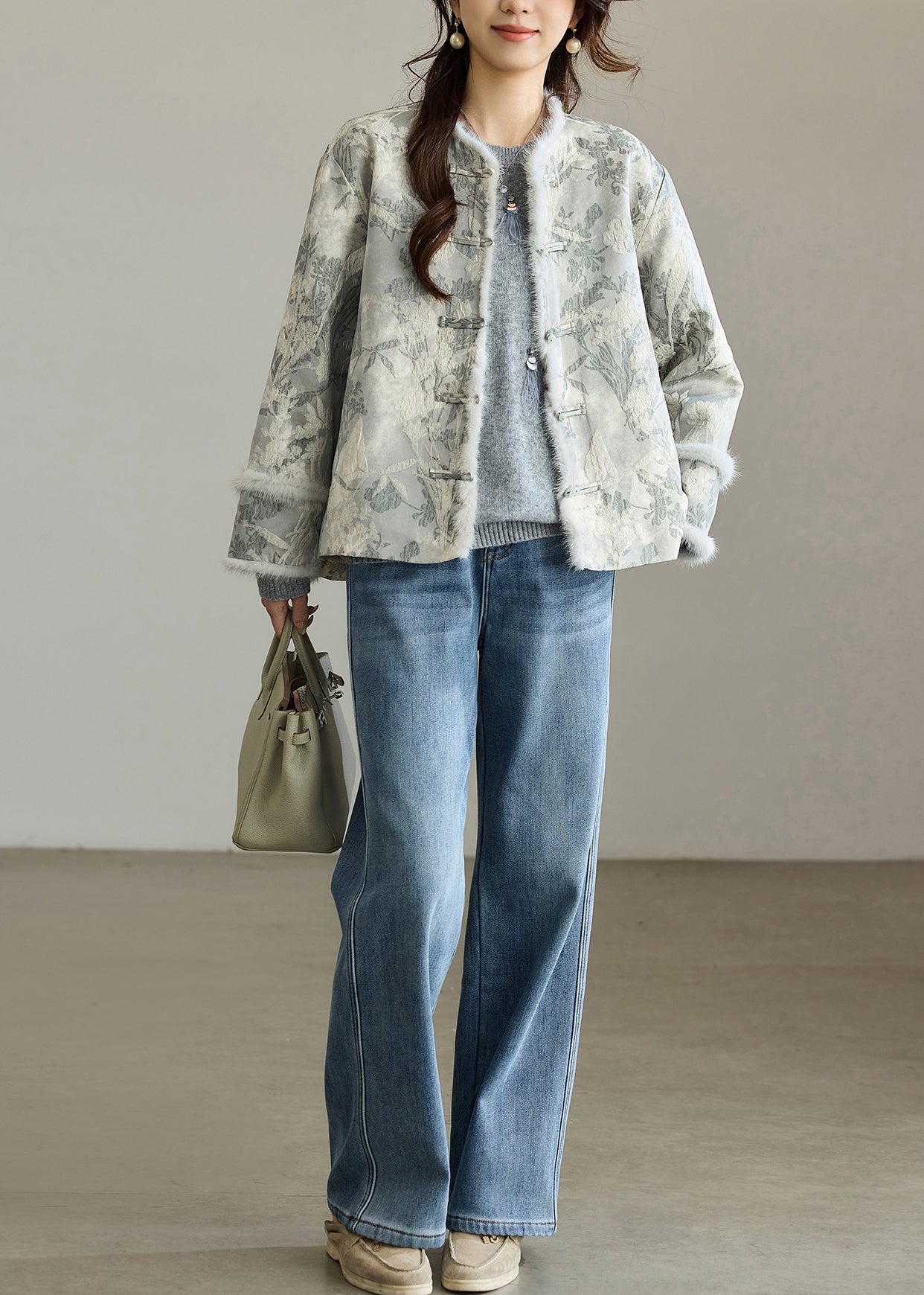 Well Tailored Coat with a Graceful Silhouette
