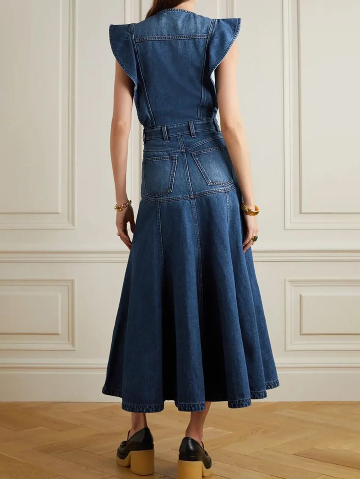 Beautifully Finished Dress in a Timeless Design