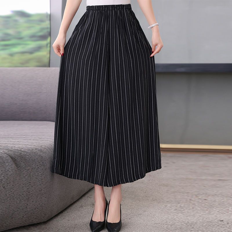 Effortlessly Elegant Pants with a Timeless Design