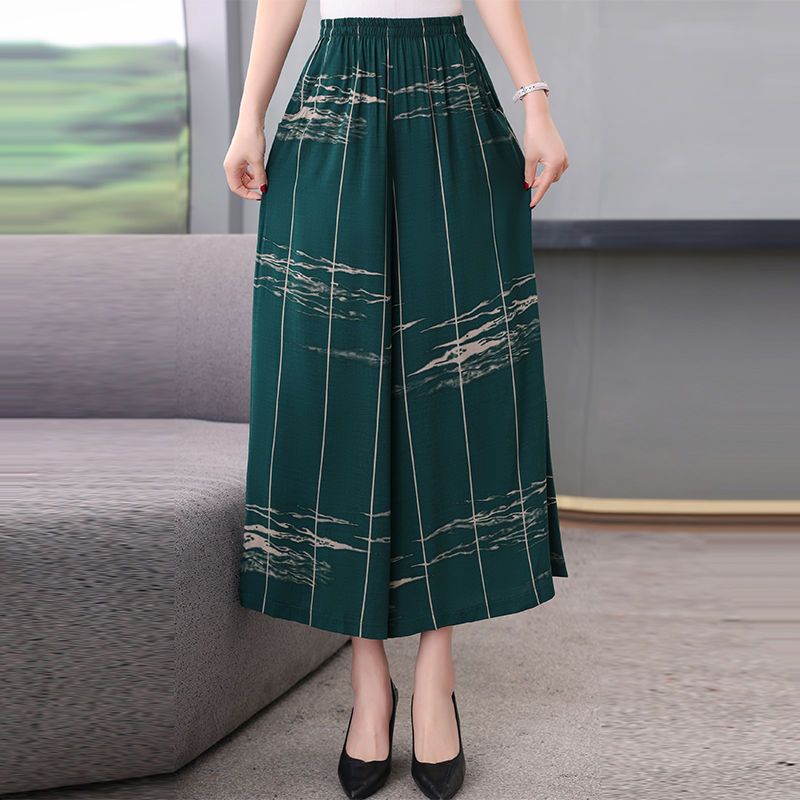 Effortlessly Elegant Pants with a Timeless Design