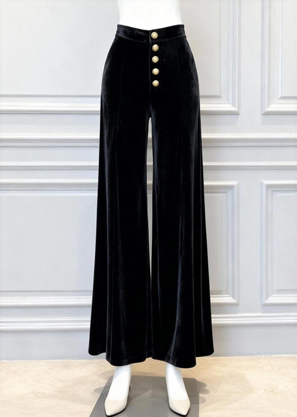 Effortlessly Elegant Pants with a Timeless Design