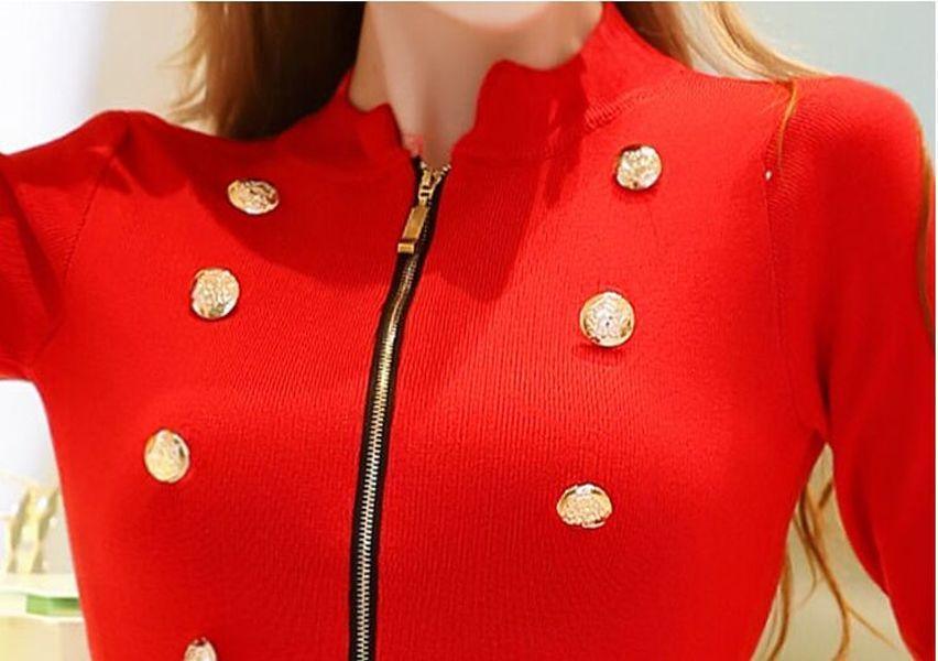 Well Tailored Sweater with a Graceful Silhouette