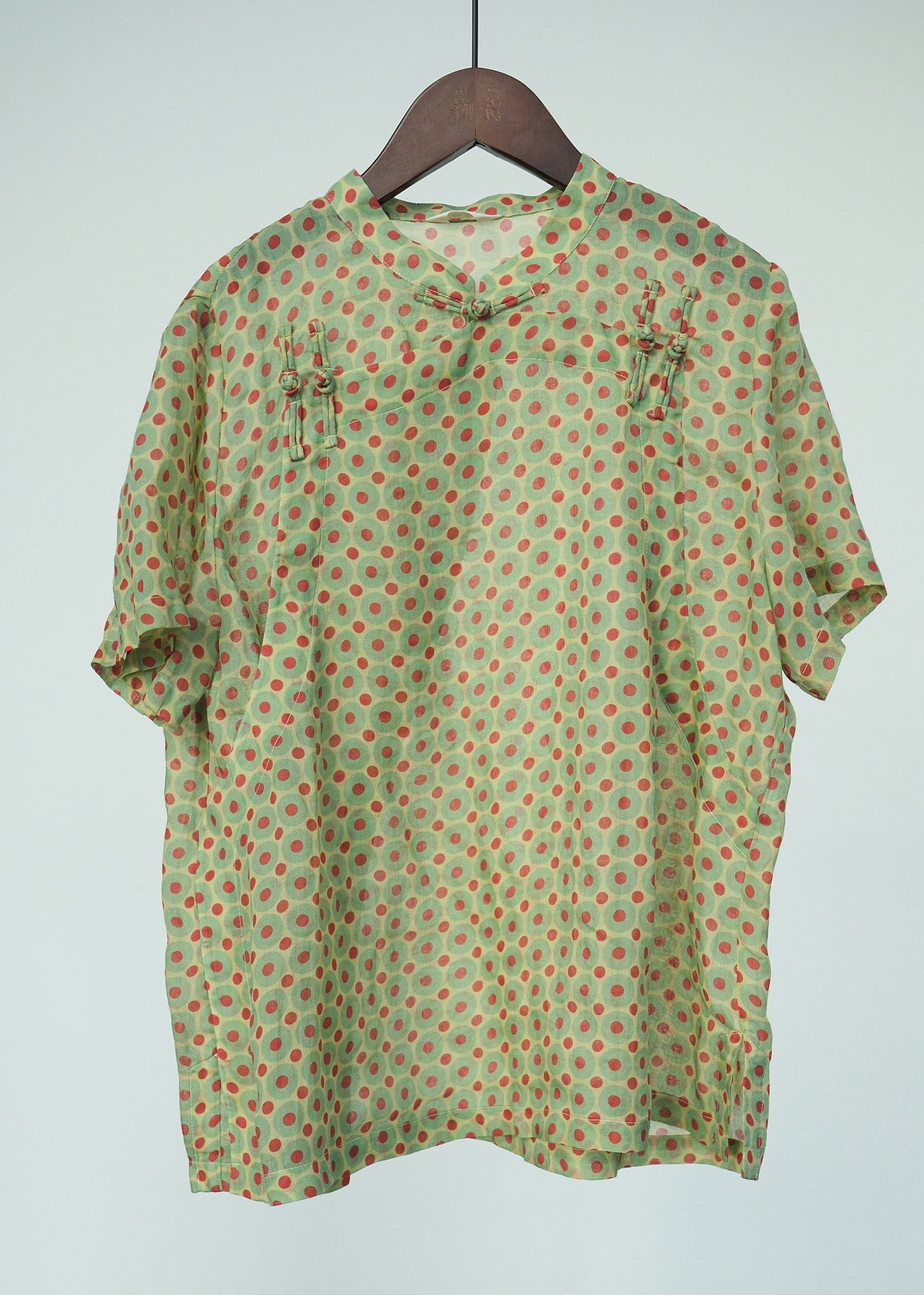 Beautifully Finished Top in a Timeless Design