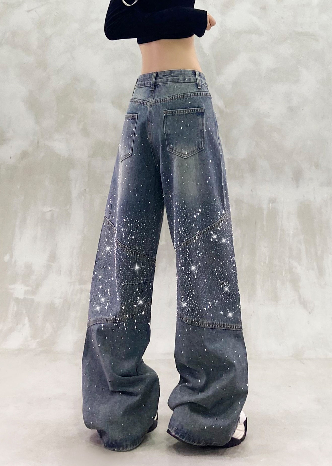 Effortlessly Elegant Pants with a Timeless Design