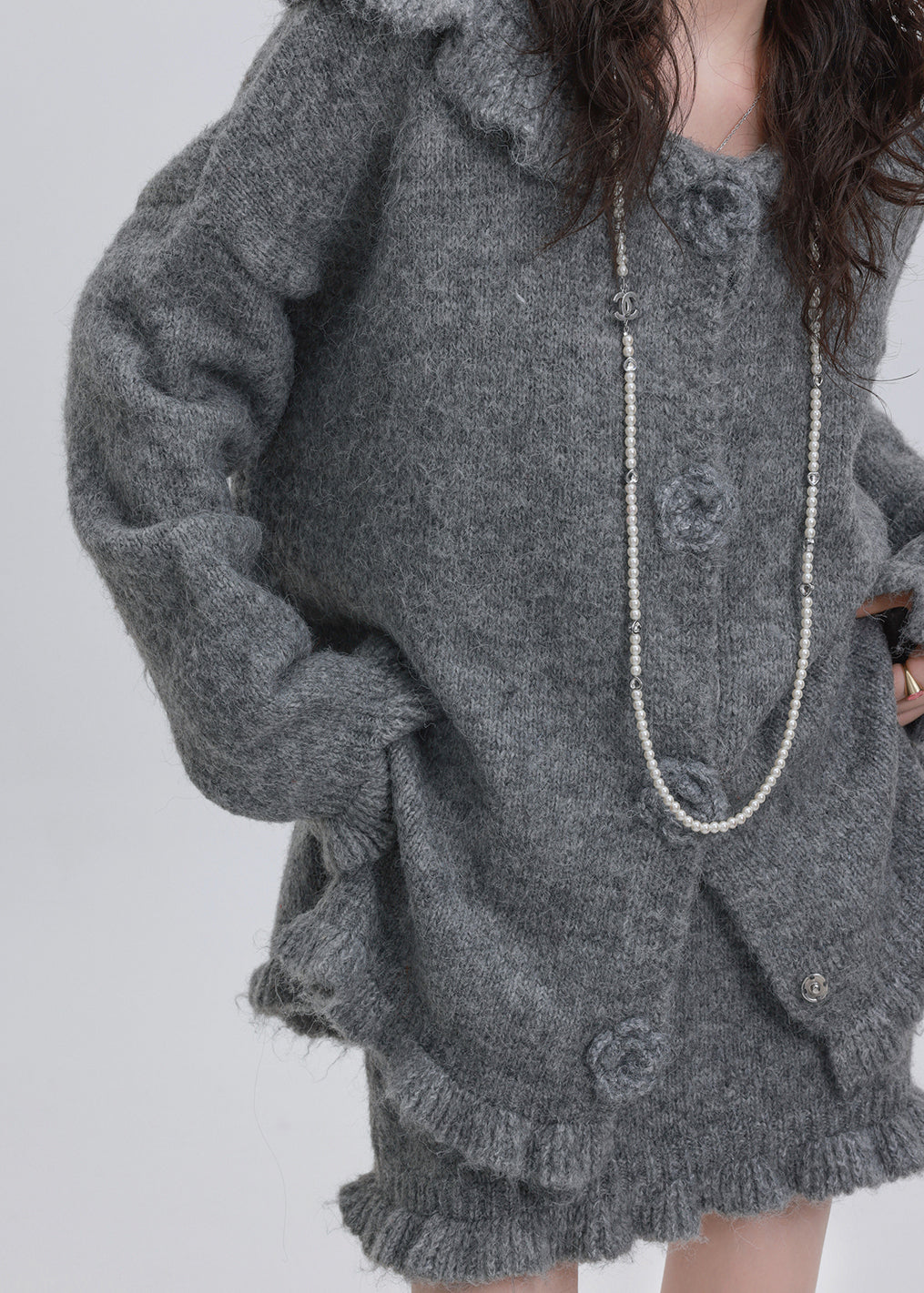 Well Tailored Cardigan with a Graceful Silhouette