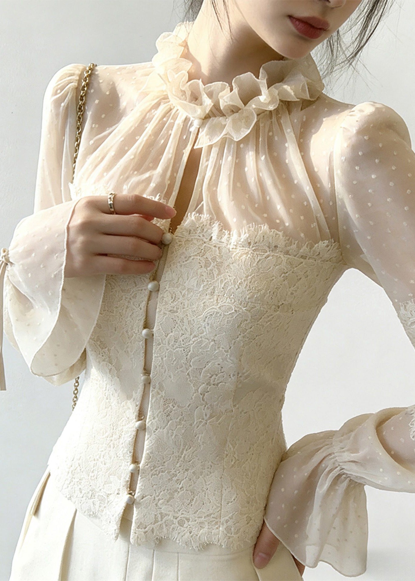 Effortlessly Elegant Blouse with a Timeless Design