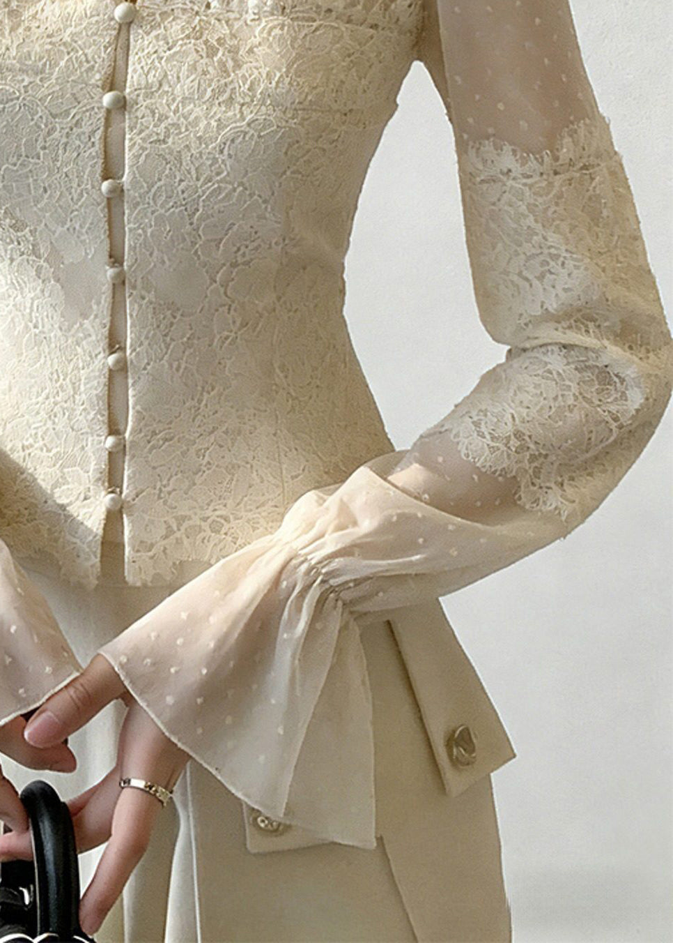 Effortlessly Elegant Blouse with a Timeless Design