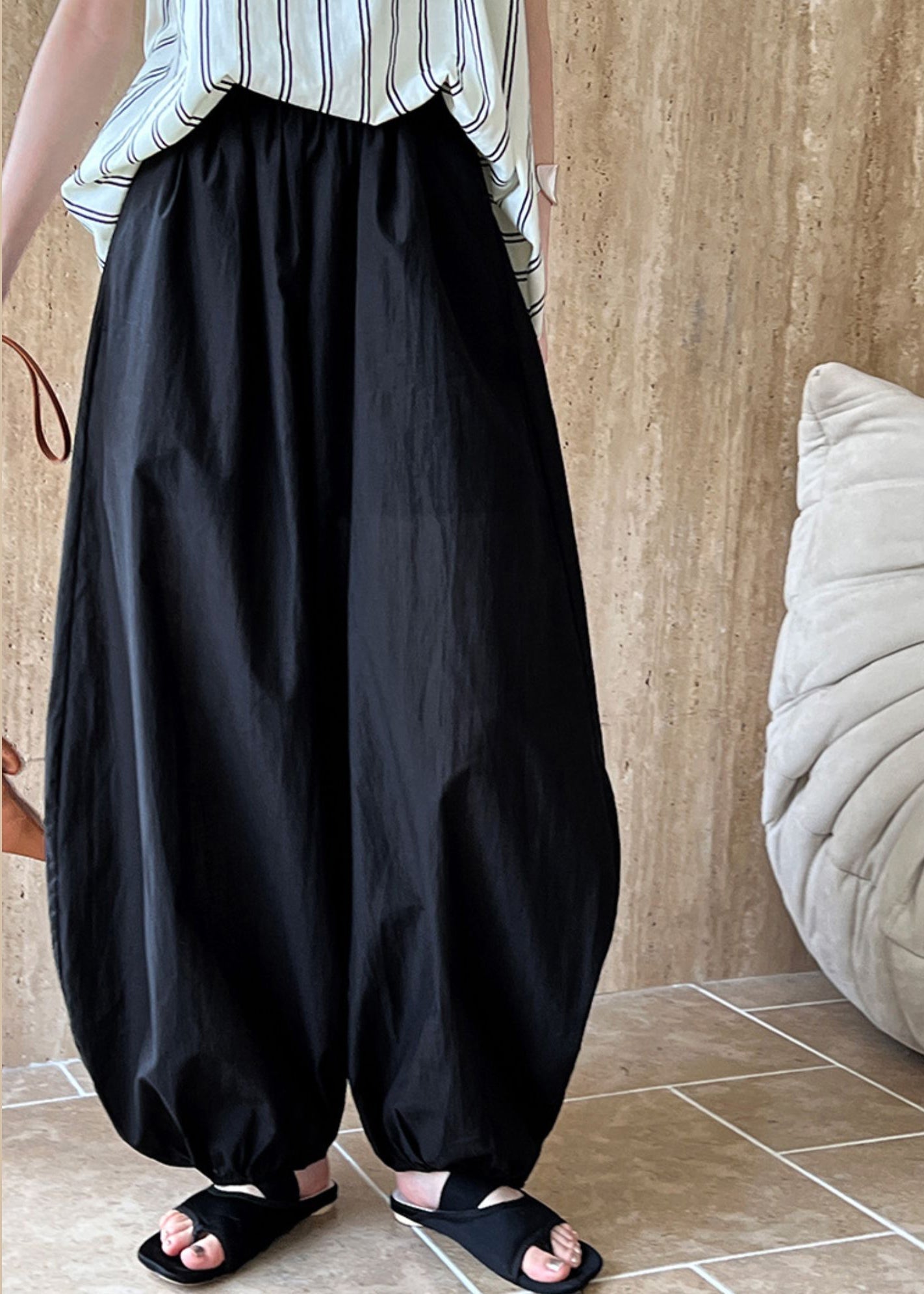 Effortlessly Elegant Pants with a Timeless Design