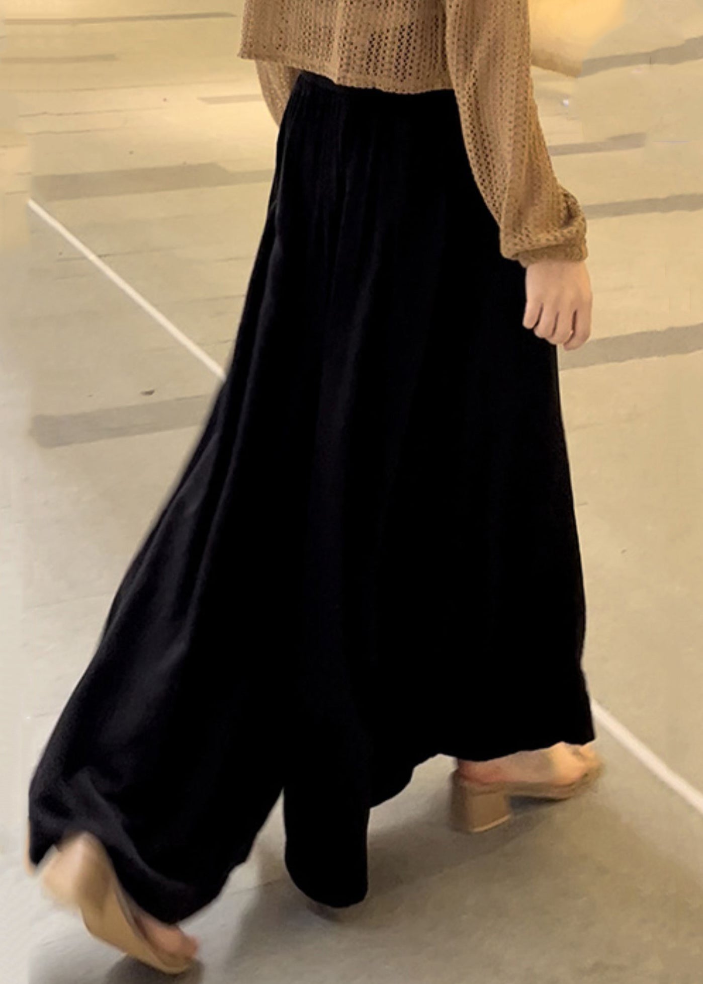 Effortlessly Elegant Pants with a Timeless Design