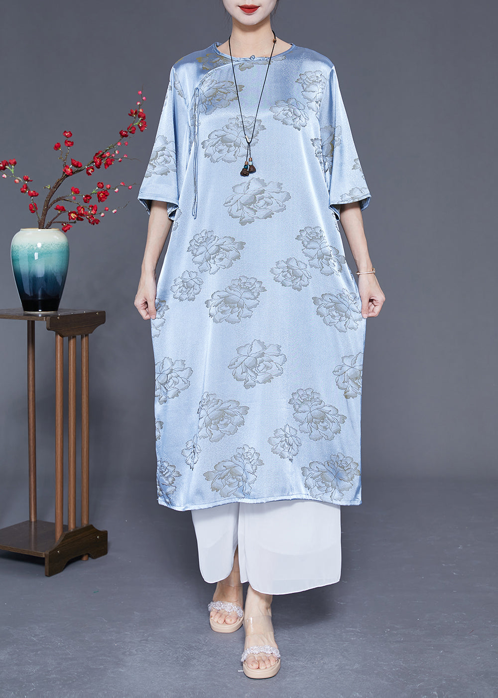 Beautifully Finished Dress in a Timeless Design