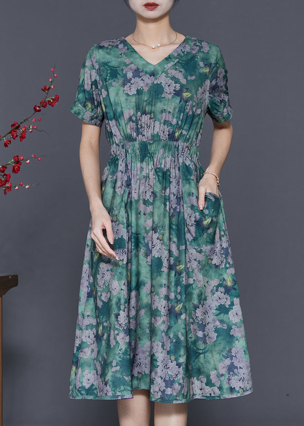 Effortlessly Elegant Dress with a Timeless Design