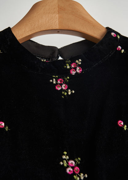 Well Tailored Top with a Graceful Silhouette