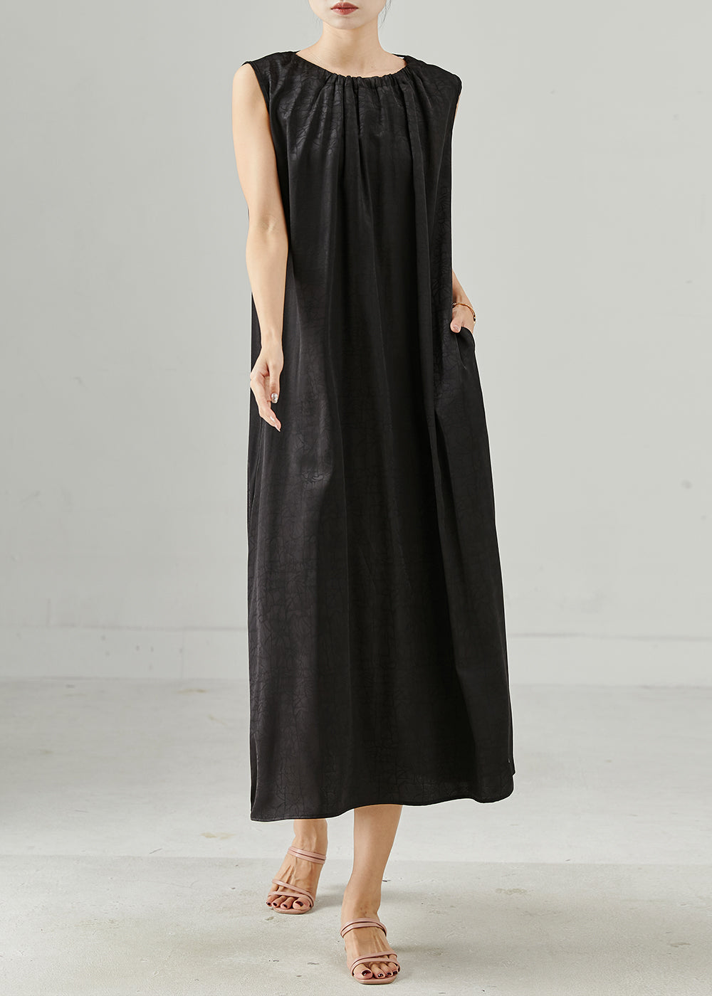 Effortlessly Elegant Dress with a Timeless Design