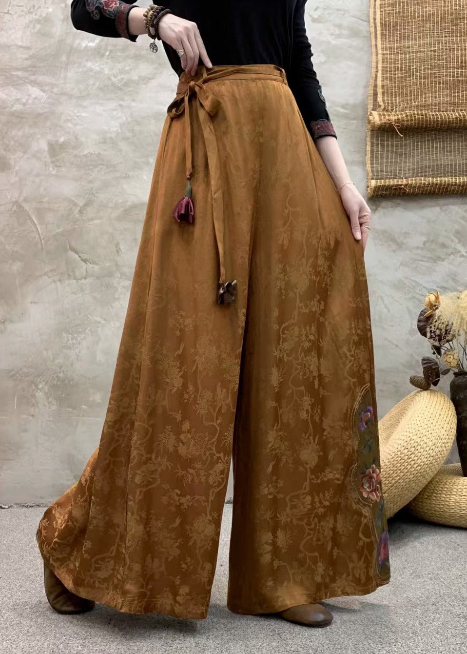 Effortlessly Elegant Pants with a Timeless Design