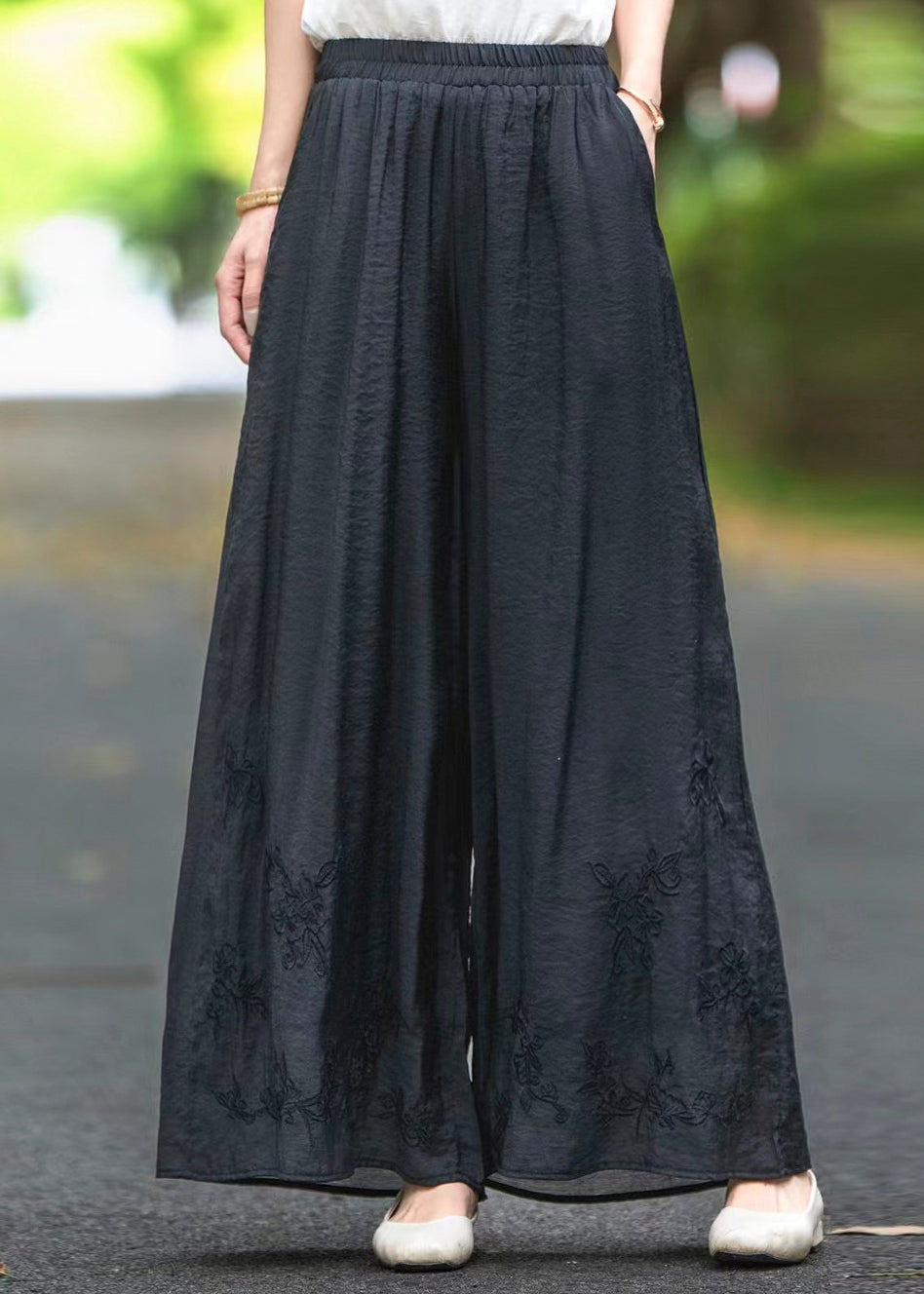 Effortlessly Elegant Pants with a Timeless Design