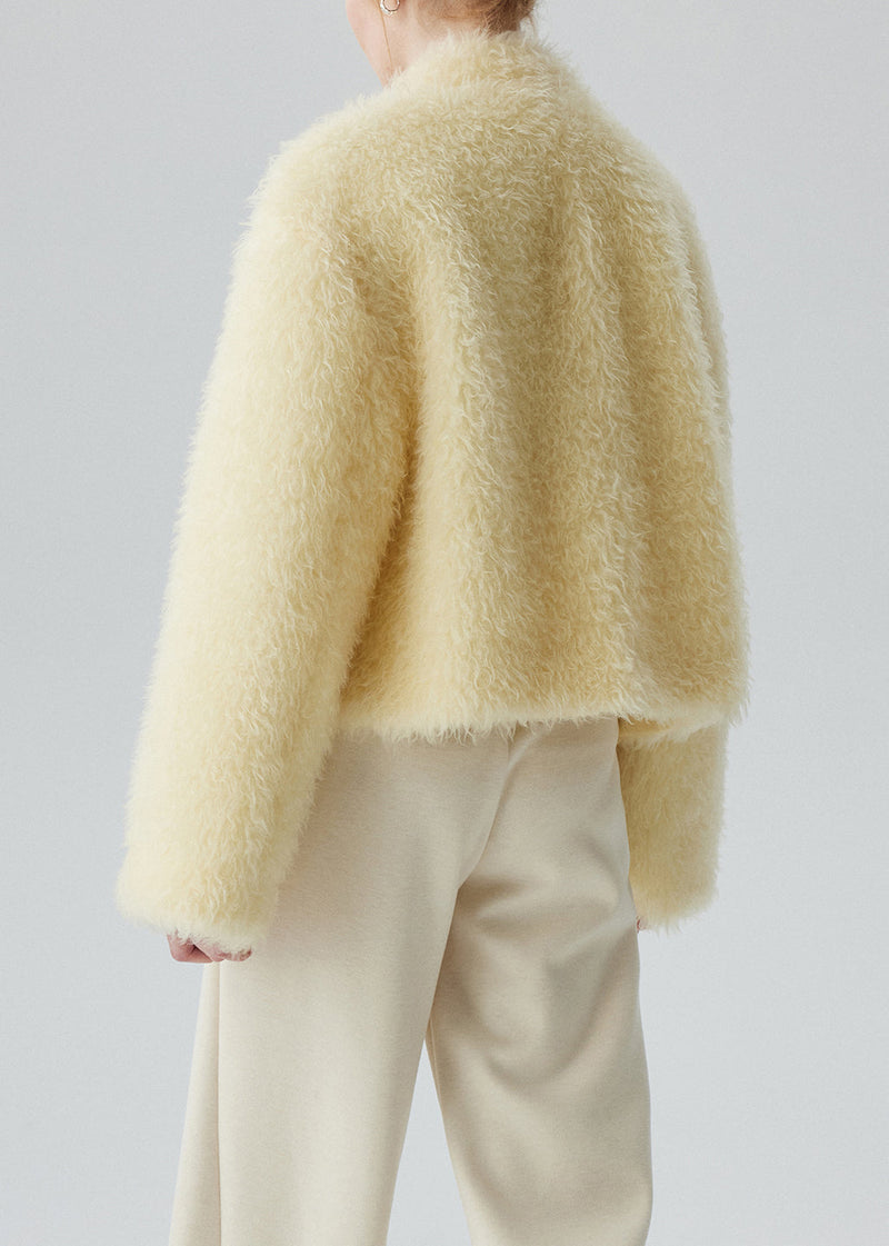 Well Tailored Coat with a Graceful Silhouette