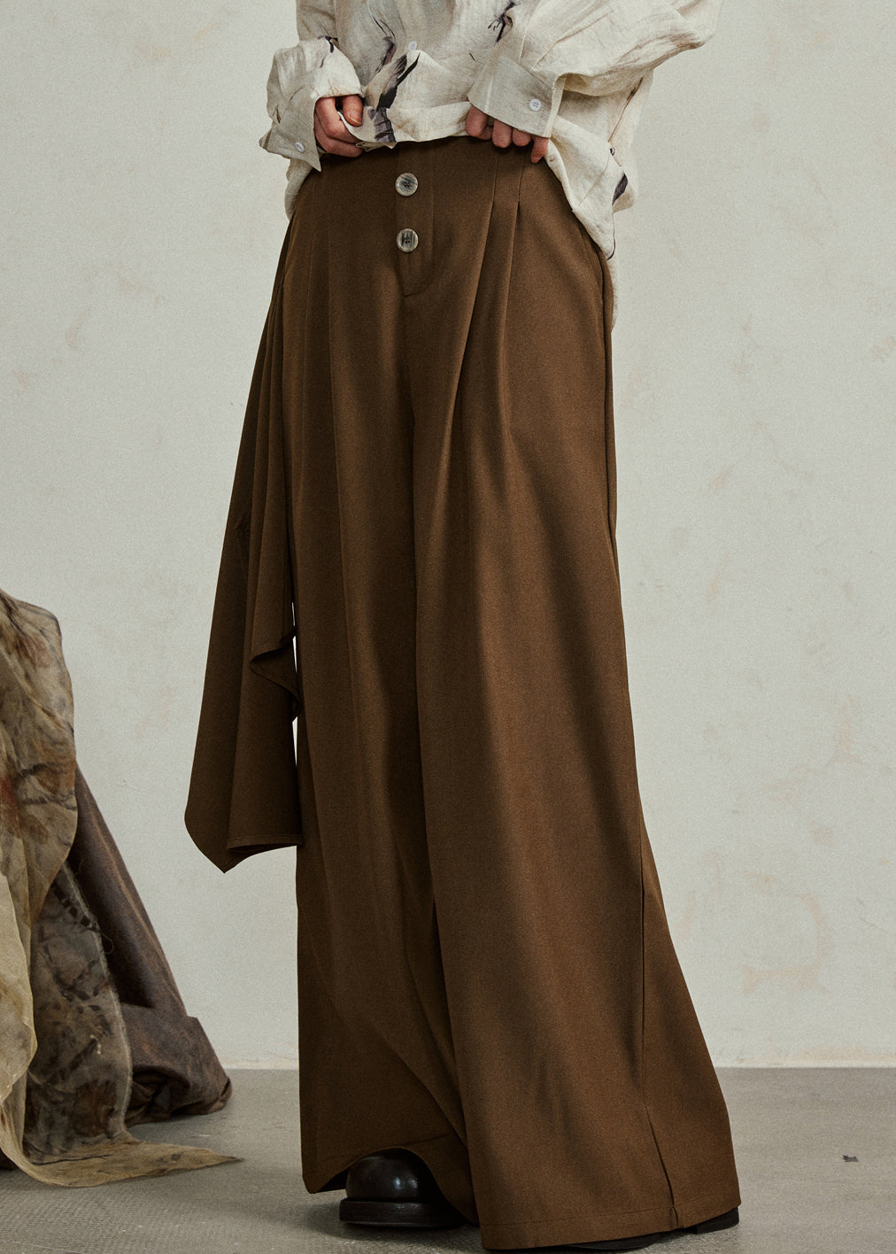 Effortlessly Elegant Pants with a Timeless Design