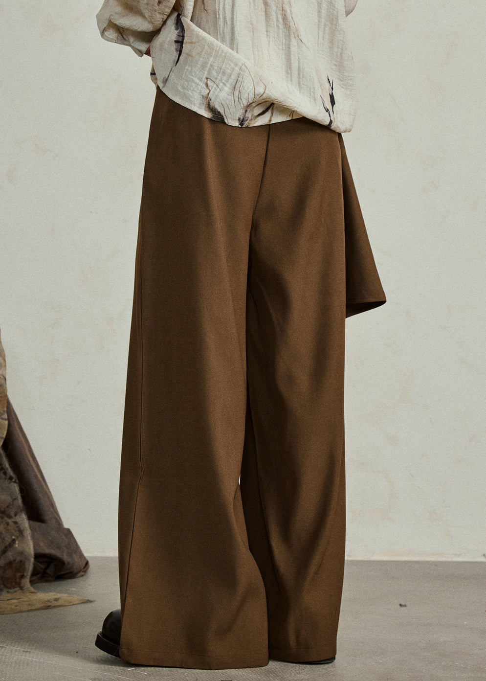 Effortlessly Elegant Pants with a Timeless Design