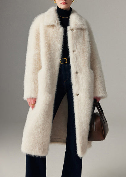Well Tailored Coat with a Graceful Silhouette