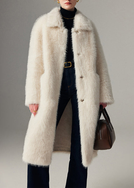Well Tailored Coat with a Graceful Silhouette