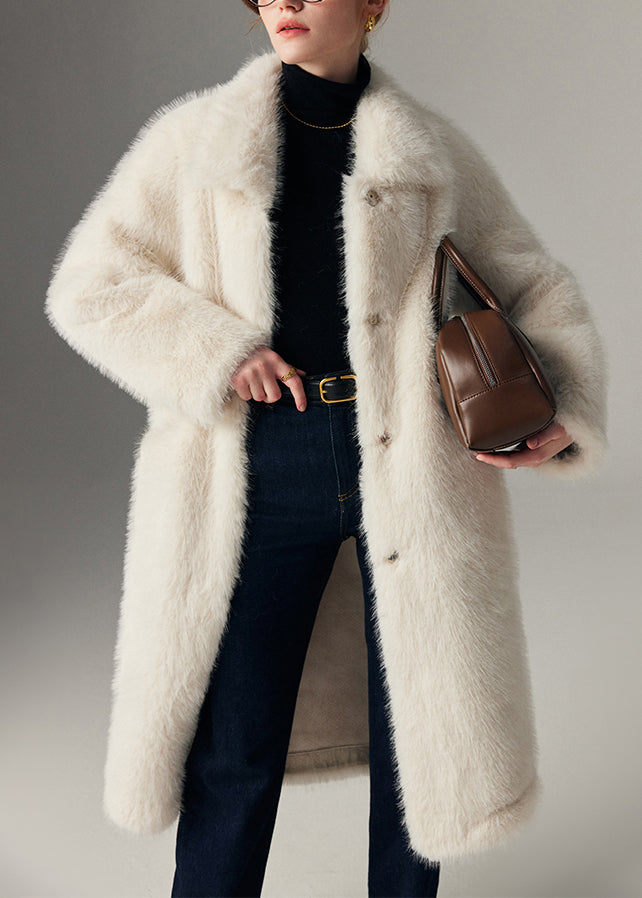 Well Tailored Coat with a Graceful Silhouette