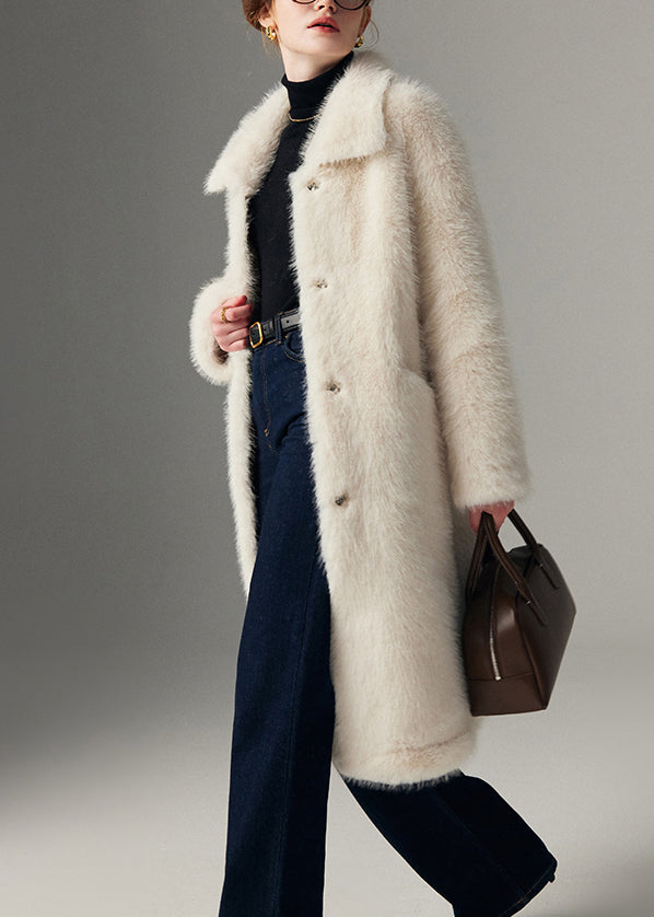 Well Tailored Coat with a Graceful Silhouette