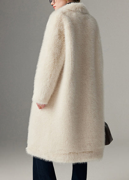Well Tailored Coat with a Graceful Silhouette