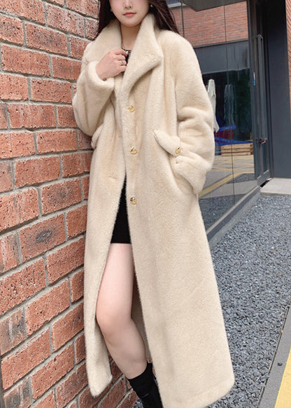 Well Tailored Coat with a Graceful Silhouette