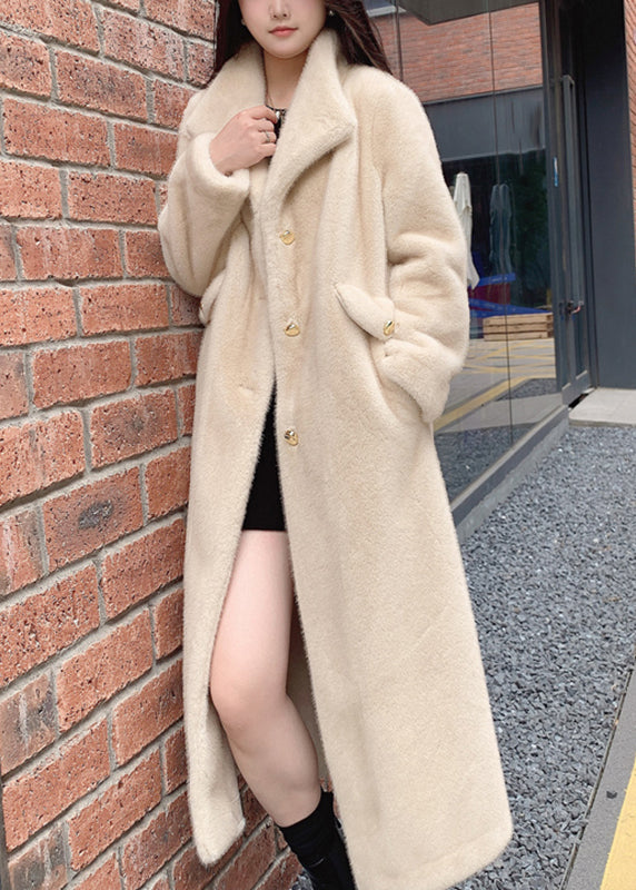 Well Tailored Coat with a Graceful Silhouette