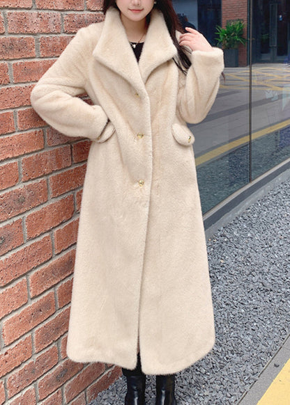 Well Tailored Coat with a Graceful Silhouette