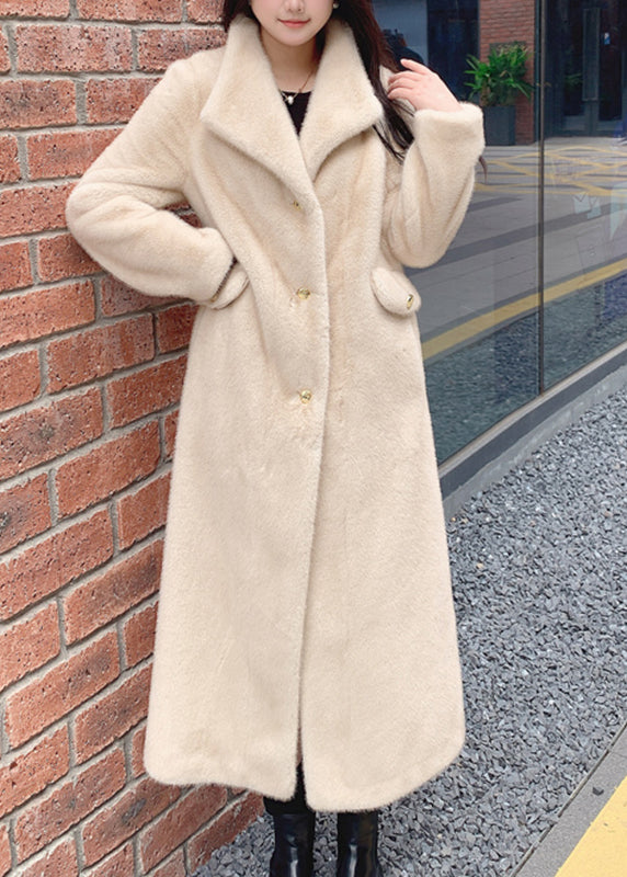 Well Tailored Coat with a Graceful Silhouette