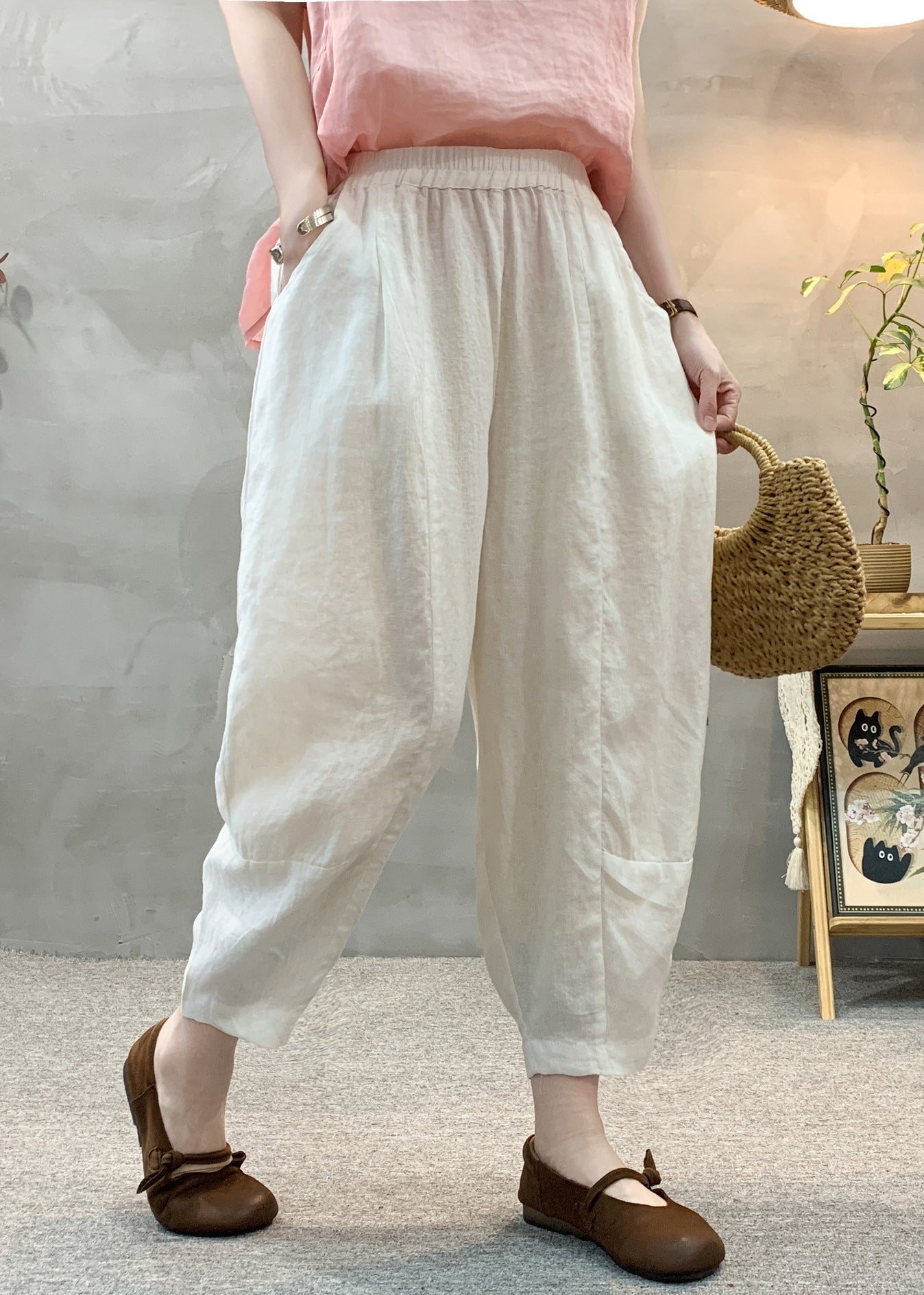 Effortlessly Elegant Pants with a Timeless Design
