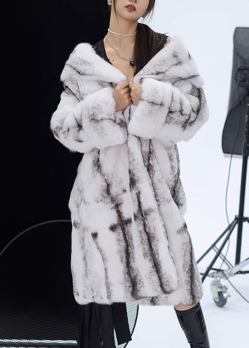 Well Tailored Coat with a Graceful Silhouette