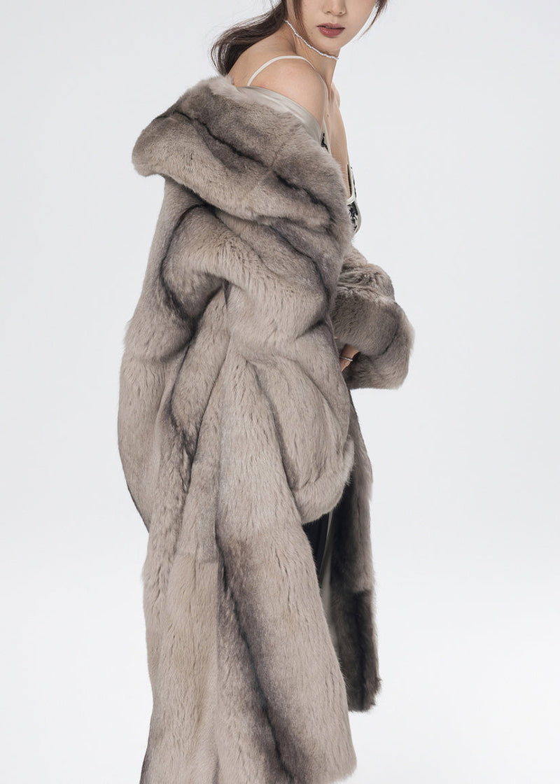 Well Tailored Coat with a Graceful Silhouette