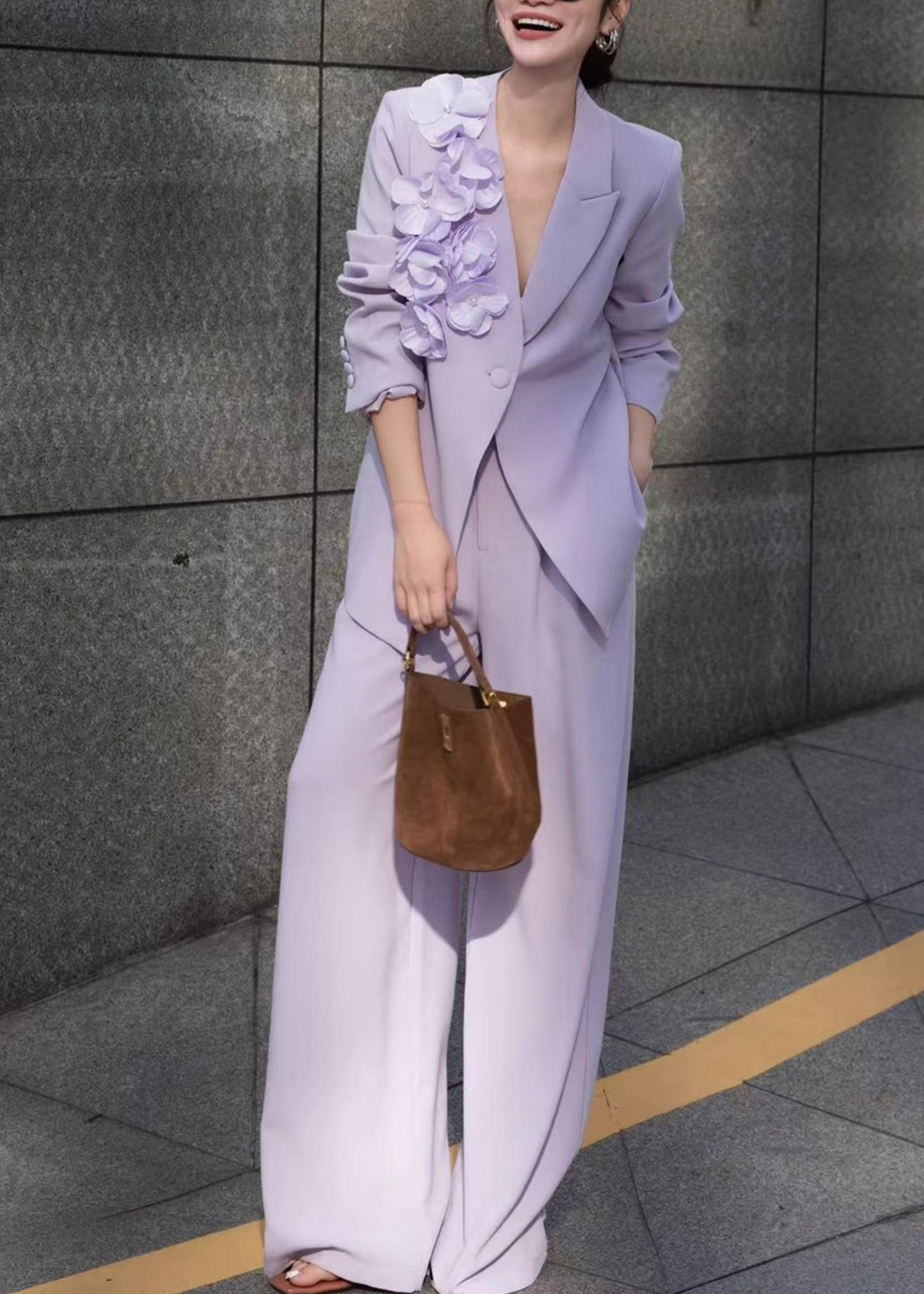 Effortlessly Elegant Pants with a Timeless Design