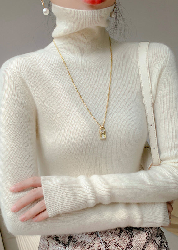 Well Tailored Sweater with a Graceful Silhouette