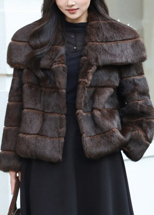 Well Tailored Coat with a Graceful Silhouette