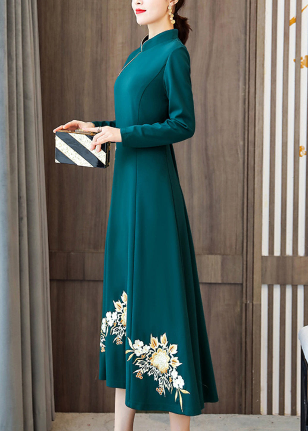 Beautifully Finished Dress in a Timeless Design
